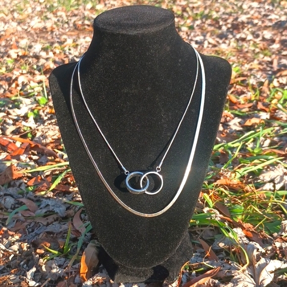 Vintage Jewelry - VTG Silver tone necklace 😍